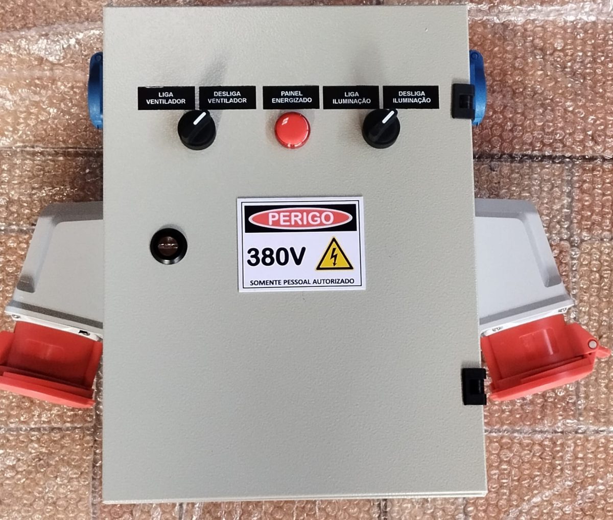 Painel de comando elétrico 380 V montado pela ControlSafe, com botoeiras de liga e desliga para ventilação e iluminação, sinaleiro de painel energizado e sinalização de perigo